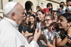 O Papa: há muito a ser feito para que seja reconhecida a igual dignidade das mulheres