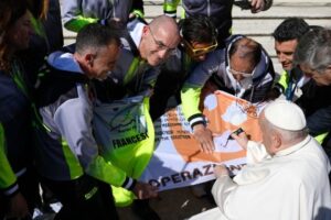 Francisco assina bandeira pela paz de corredores italianos do Piemonte