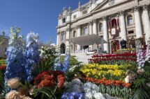 Um jardim multicolorido para a Páscoa na Praça e na Basílica de São Pedro