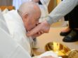 Papa lava os pés de 12 detentas de prisão feminina de Roma, em meio a muita comoção