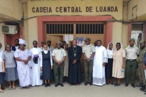 Angola – Semana Santa – D. Filomeno V. Dias visita instituições