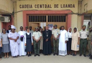 Angola – Semana Santa – D. Filomeno V. Dias visita instituições