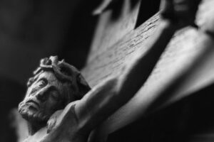Sexta-feira Santa: descer da Cruz os pobres crucificados hoje