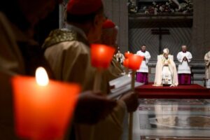 O Papa: que a força da ressurreição role as pedras que nos oprimem a alma