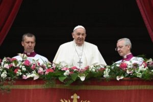Papa na Urbi et Orbi: a paz nunca é construída com armas, mas estendendo nossas mãos