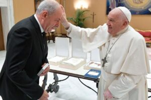 Francisco recebe o presidente da Hungria no Vaticano