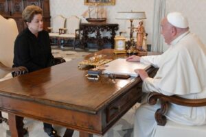 Presidente do Banco dos Brics, Dilma Rousseff recebida pelo Papa no Vaticano
