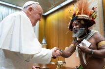 Papa recebe líder indígena de Papua Nova Guiné, país que visitará em breve