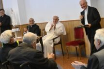 Papa se encontra com sacerdotes idosos de Roma: sigam em frente, junto com os jovens