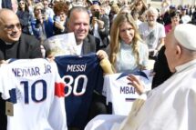 Camisetas autografadas por Neymar, Messi e Mbappé ganham bênção do Papa e vão a leilão beneficente pelo RS