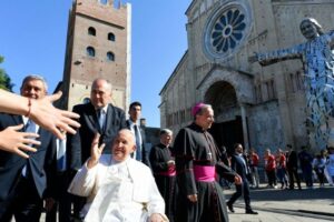 Papa em Verona: a paz mundial pode nascer de um simples gesto, diz Pe. Faltas