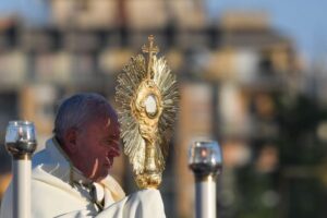 Papa: adorar o Corpo e o Sangue de Cristo com viva fé