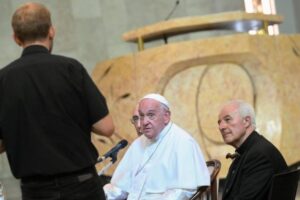 Francisco encontra os jovens sacerdotes de Roma: não se pode sair de uma crise sozinho