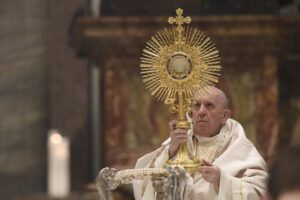 O Papa: a Eucaristia, resposta de Deus à fome profunda do coração humano