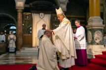 Ordenado primeiro bispo do Ordinariato de Nossa Sra de Walsingham