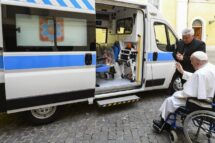 Papa Francisco doa uma terceira ambulância para um hospital na Ucrânia