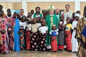 Dom Maurício Jardim em visitas missionárias a paróquias do norte de Moçambique