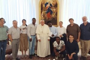 “Ele é como um pai para todos nós”, dizem migrantes sobre o Papa