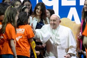 Papa: o problema é o egoísmo que cria injustiças, e não mais crianças no mundo