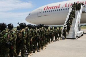 Mais policiais quenianos chegam ao Haiti