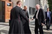 Card. Parolin: na Ucrânia para levar a proximidade do Papa e rezar pela paz