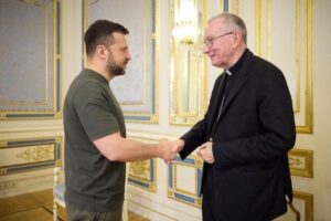 Parolin encontra Zelensky em Kiev: esforço por uma “paz justa e duradoura”