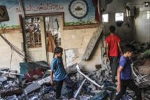 Ataque israelense causa 100 mortes em uma escola com deslocados em Gaza