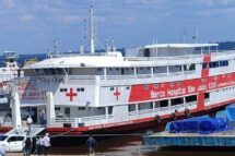 Cardeal Leonardo Steiner abençoa o barco-hospital São João XXIII