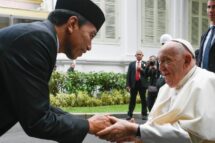 O Papa na Indonésia, Francisco conversa com o presidente Widodo