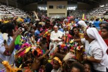 Papa às crianças de rua e com deficiência: manter acesa a luz do amor