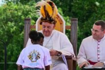 Papa em Vanimo: embelezar esta terra feliz com a vossa presença de Igreja que ama!