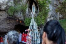 Gruta de Lourdes reabre após forte inundação