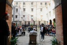 Visita histórica do Papa em prisão feminina de Veneza é documentada em livro