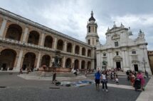 Papa às famílias peregrinas em Pompeia e Loreto: tornem-se instrumentos de paz