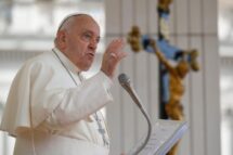 Papa: nunca dialogar com o diabo, que age através da superstição e da pornografia