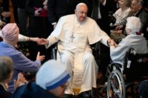 Papa faz visita surpresa a uma casa de caridade em Bruxelas, entre idosos e doentes