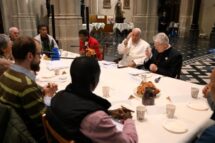 Papa toma café da manhã com refugiados em Bruxelas