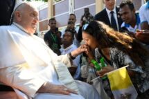Papa Francisco: que a caridade e a não violência guiem o mundo