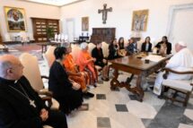 Papa encontra grupo de mulheres da CEAMA