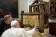 Papa Francisco contempla a Cátedra de São Pedro