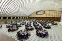 Sínodo, reflexão sobre as mulheres e os leigos e o convite a ouvir os que se sentem excluídos