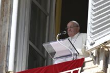 Papa no Angelus: o amor conjugal é exigente, requer fidelidade, respeito e perdão