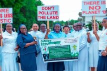 Gana: mulheres e homens consagrados no combate à poluição plástica