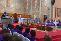 Foram nesta terça-feira, 8, a enterrar os restos mortais do Cardeal do Nascimento