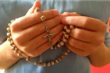 Papa: unamo-nos às crianças que rezarão o Terço pela paz no mundo