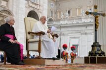 Papa: o Espírito Santo nos liberta do horror da morte e da injustiça