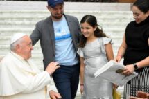 Sínodo: Inés, filha de um pai sinodal, ganha os parabéns do Papa