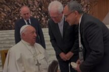 Imagem de Nossa Senhora da Amazônia entregue ao Papa Francisco