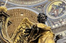 Cátedra de São Pedro em exposição na Basílica vaticana