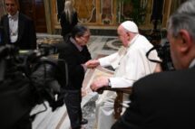 Papa: sonho com uma comunicação com holofotes acesos sobre os últimos